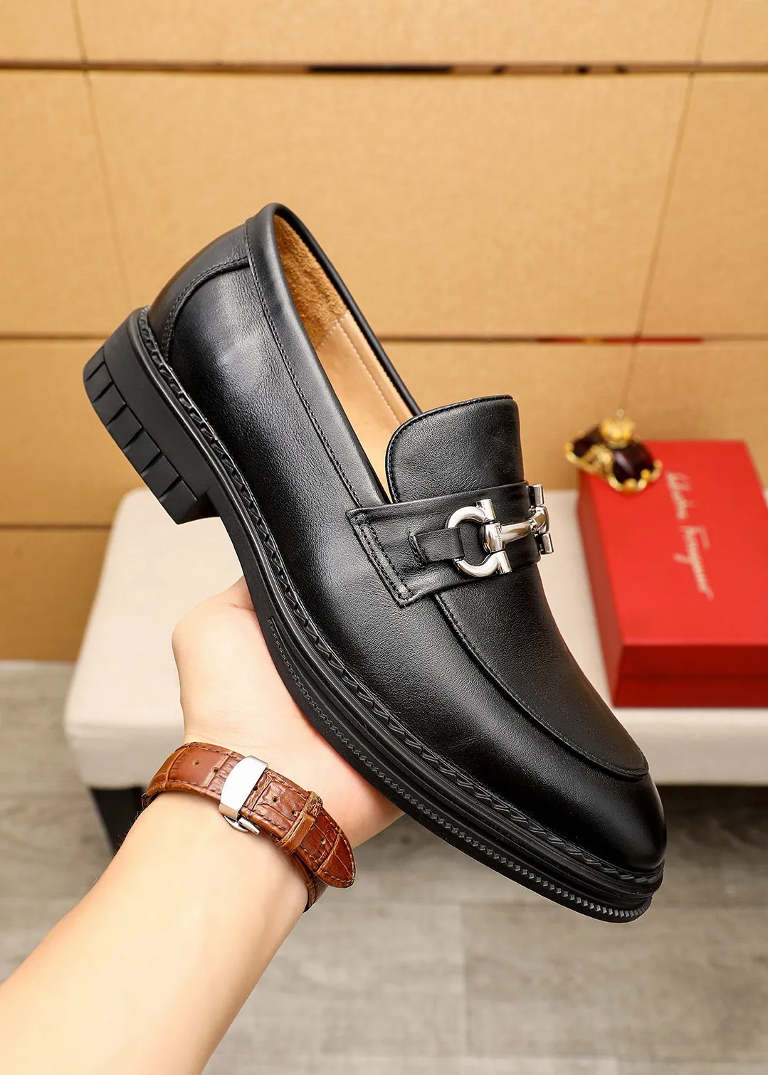 Men's shoes 💰480 💐 Product trademark: Ferragamo "Ferragamo" casual leather shoes Regular size: 38-44 (45.46🉑️customized) Product materials: Selected imported calfskin upper + classic hardware buckle, imported water-dyed cowhide leather lining. Strong three-dimensional visual effect, rubber outsole Color: 1⃣️color optional